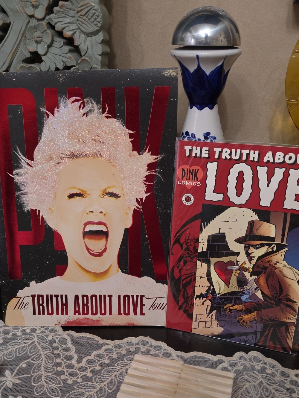 2013 Tour P!nk "The Truth About Love" Book & Comic Art